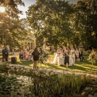 Romantikus esküvő szállással Budapesthez közel a Fenyőharaszt Kastélyszállóban