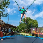 Bungee trambulin, akrobatikus ugrálás a debreceni Kerekerdő Élményparkban