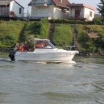 Vízitúrák jogosítvány nélkül vezethető kishajókkal. Légy hajóskapitány a Tiszán!