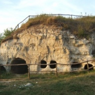 Kisamerikai- barlanglakások Cserépfalu