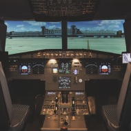 Repülőgép szimulátor Budapesten az Aeroparkban, éld át vagy ajándékozd a repülőgép vezetés élményét!