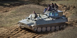 Harckocsi és tank vezetés egyéni és csoportos vendégek részére többféle tank és harci járművel