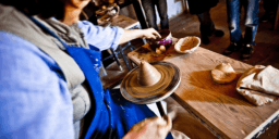 Agyagozás gyerekekkel, csoportos fazekas foglalkozás a Szentendrei Szabadtéri Néprajzi Múzeumban
