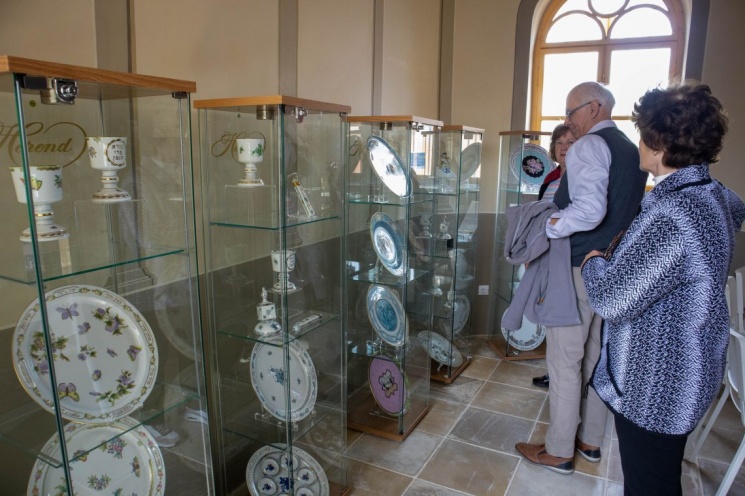 Herendi porcelán kiállítás Gyökérből rügyfakadás címmel a Kőszegi Zsinagógában