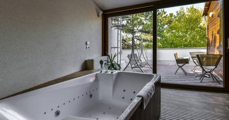 Luxus lakosztály jacuzzival, kényeztető wellness pihenés a siófoki Residence Hotelben