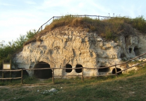 Kisamerikai- barlanglakások Cserépfalu