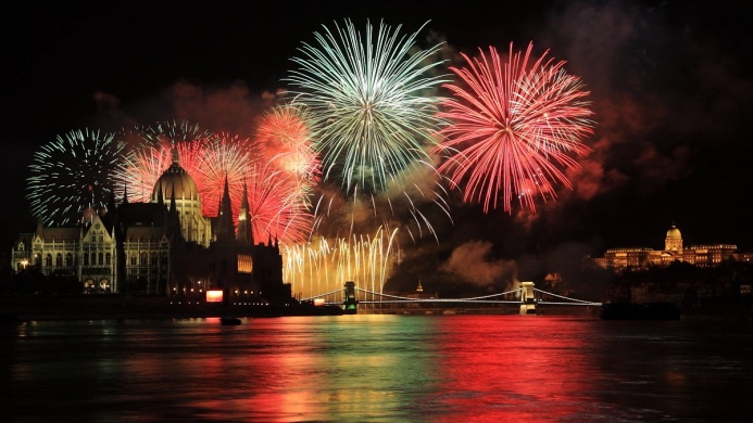 Tűzijáték Budapesten, romantikus tűzijáték néző hajóút svédasztalos vacsorával és open bárral