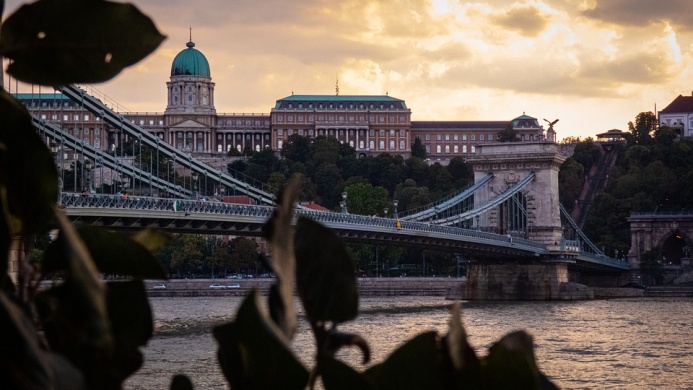 Duna Korzó, séta a budapesti Duna -parton, Budapest legszebb sétálóutcájában