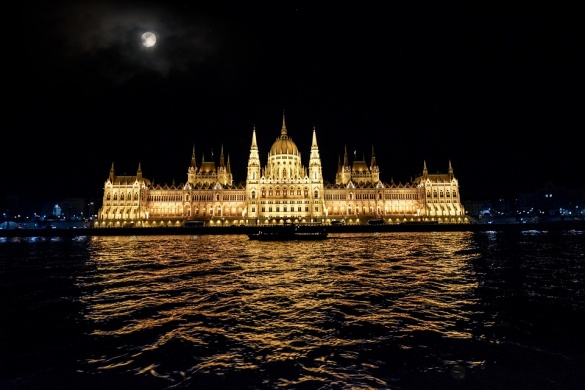 December 25. program Budapesten, hajókirándulás a Dunán karácsonyi vacsorával, élőzenével