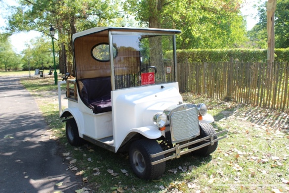 Bérelhető elektromos kisautó az Ópusztaszeri Nemzeti Történeti Emlékpark bebarangolására