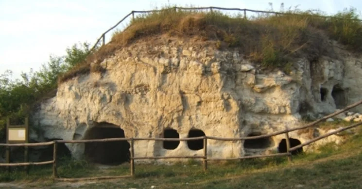 Kisamerikai- barlanglakások Cserépfalu