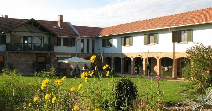 Lovas Zugoly Vendégház és Lovarda Csabdi