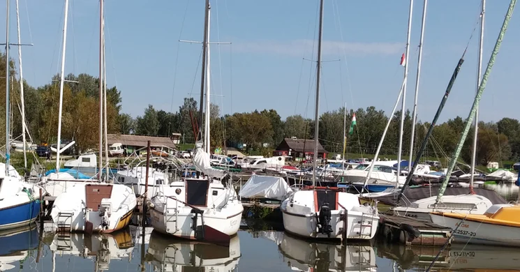 Tündérrózsa Hajókikötő Sarud