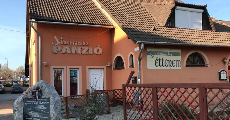 Vasmacska Étterem és Panzió Komárom