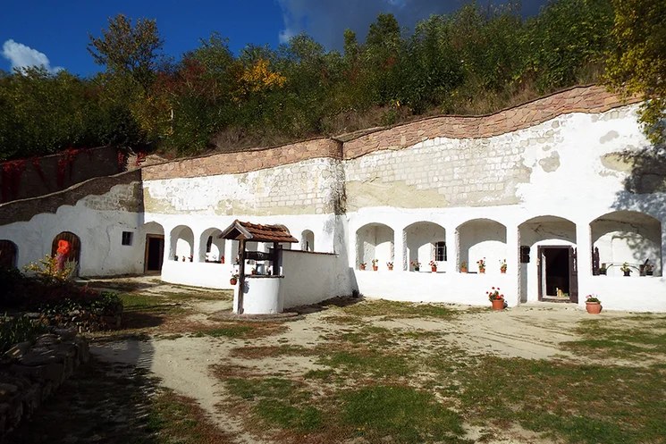 Tájház látogatás Szomolyán, ismerje meg a barlanglakásokat és a benne lakók életét!