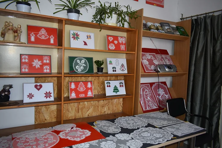 Rececsipke kiállítás 2025 Szomolya. Megtekinthetők a szebbnél szebb terítők és tetszetős kézimunkák