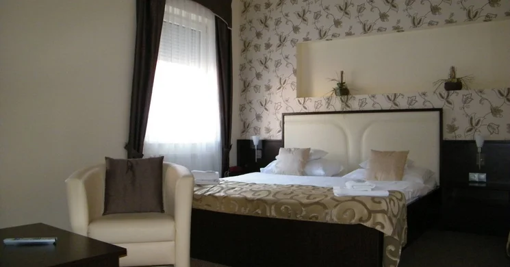 Tulipán Hotel Komárom