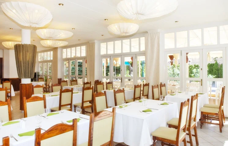 Zenés étterem Balatonfüreden, nyáron hétvégi élőzene az Astoria Étteremben