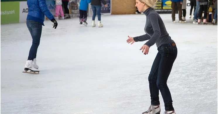 Korcsolya Dunakeszi. Korcsolya oktatás, közönségkorcsolya és jégdisco