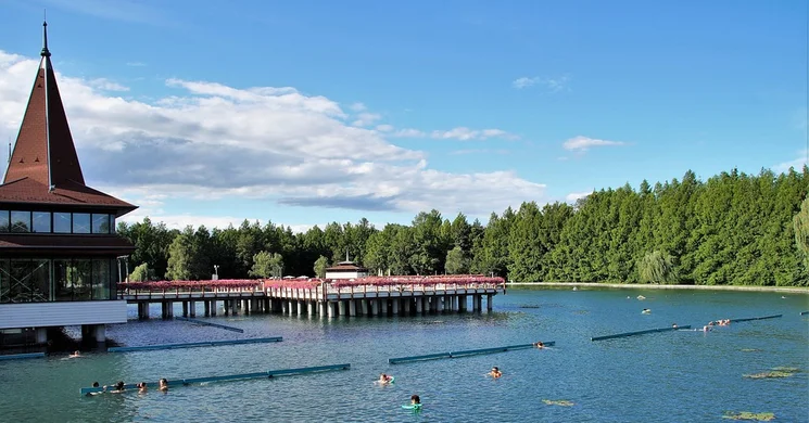 Hévízi városnézés wellness szállással a Bonvital felnőttbarát szállodában