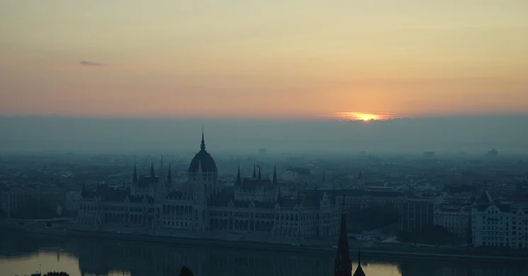 NobelMobil 2025 Budapest. Ünnepeljük együtt Krasznahorkai László irodalmi Nobel-díját!