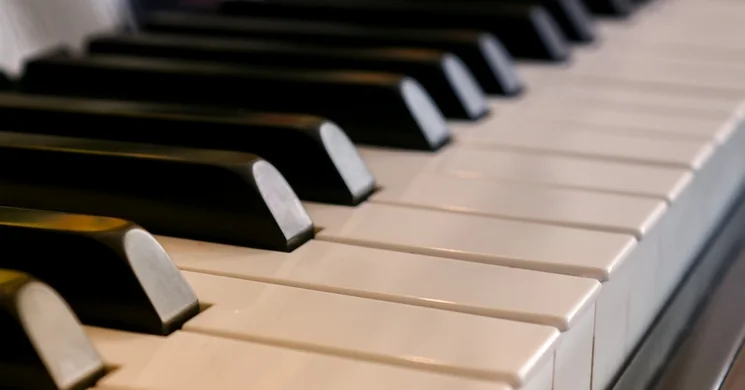 Péter Bence koncert 2026. Online jegyvásárlás