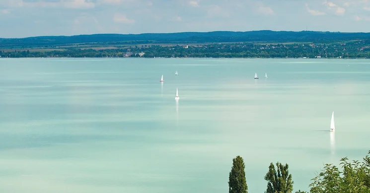 A Balaton kincse modern öltözőkkel