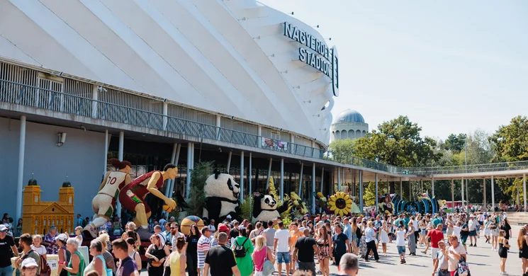 Virágkocsi kiállítás 2025 Debrecen. Virágkocsi korzó és Old Timer kiállítás