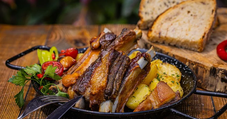 Falusi disznótor, avagy disznóvágás mint céges buli a Fenyőharaszt Kastélyszállóban