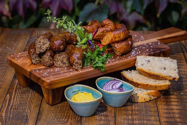 Disznótoros hétvége disznóvágással Versegen, a Fenyőharaszt Kastélyszállóban