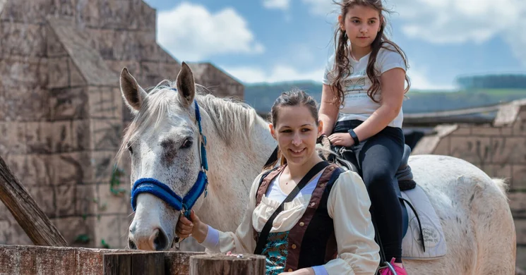 Lovas bemutatók a bikali Élménybirtokon, élmény istálló lovaglással, lovaskocsizással
