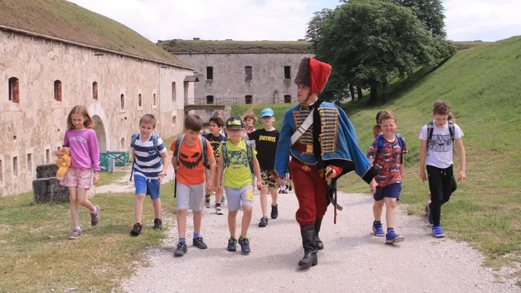 Interaktív programok gyerekeknek Komáromban, csoportos foglalkozás a Monostori Erődben