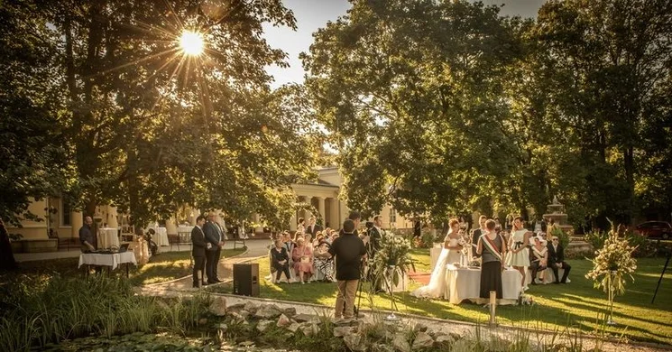 Romantikus esküvő szállással Budapesthez közel a Fenyőharaszt Kastélyszállóban