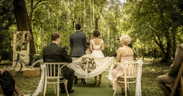 Esküvő Budapest környékén lenyűgöző természeti környezetben a Fenyőharaszt Kastélyszállóban