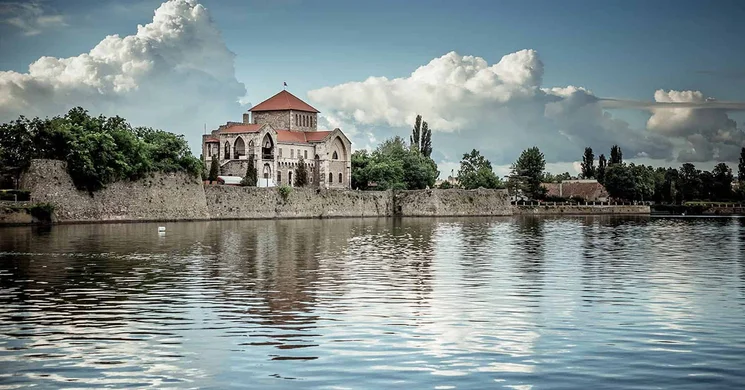 Tatai látnivalók, őszi kirándulás wellness pihenéssel a Kristály Imperial Hotelben