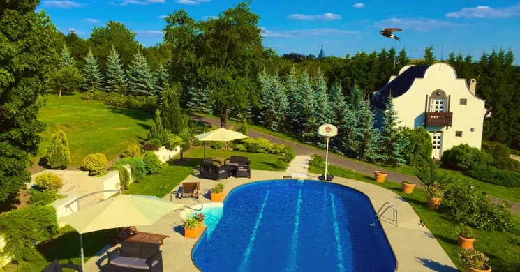 Perlik Vadászkúria és Vendégházak