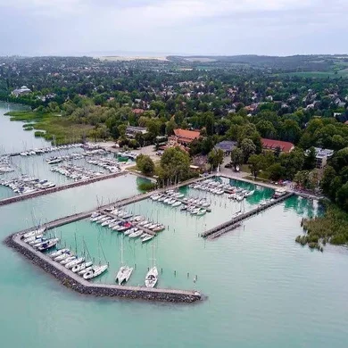 Kenese Port Kikötő & Szilver Közösségi Szálláshely Balatonkenese