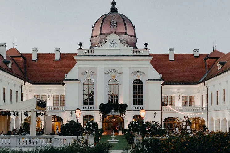 Esküvői fotózás egy barokk kastélyban, a Gödöllői Királyi Kastélyban