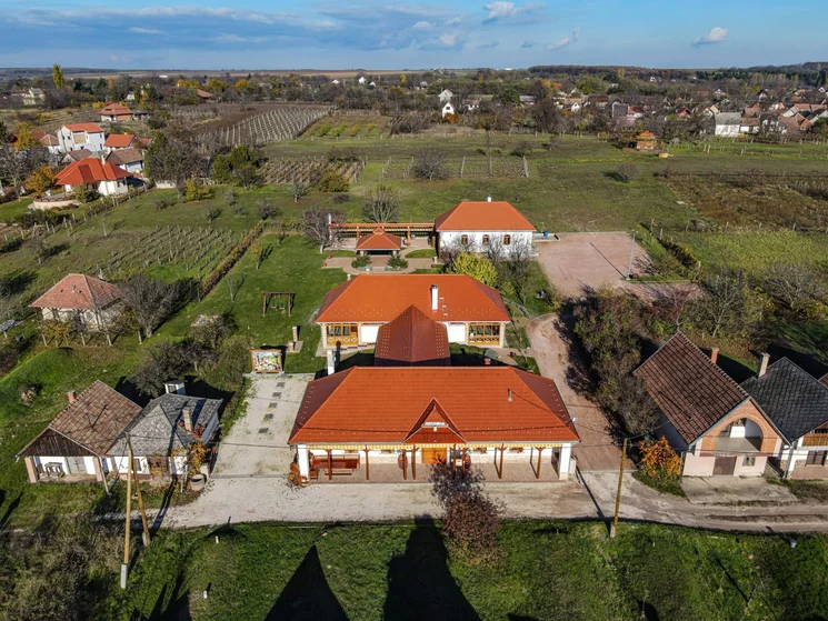 KultPince Monori Pincefalu