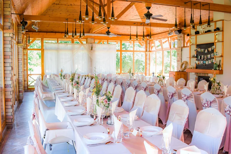 80 fős esküvő helyszín rendezvényteremben vagy full panorámás Fröccsteraszon Monoron