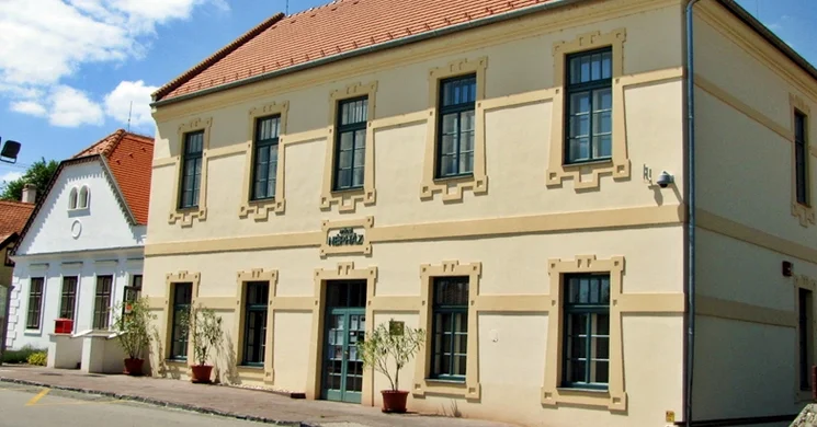 Arácsi Népház, Kiállítóház és Fiókkönyvtár