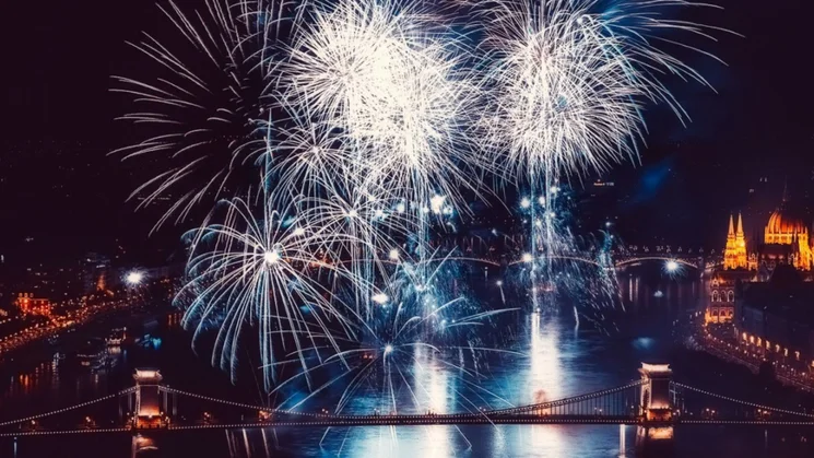 Tűzijátéknéző programok 2025 Budapesten. Sétahajók, állóhajó és privát tűzijátéknézőhely