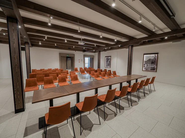 Konferencia Tatán tóparti panorámás rendezvényházunkban teljes körű technikával és kiszolgálással