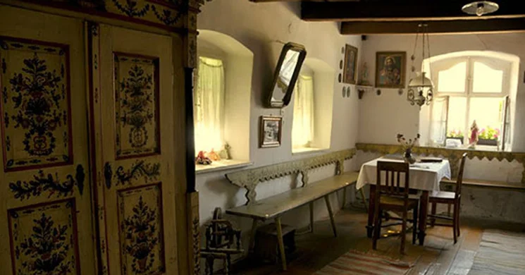 Sváb tájház látogatás Zsámbékon, a Szent Vendel domborműves népi lakóházban