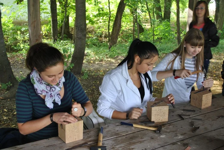 Népi ékszerek készítése foglalkozás Nyíregyházán a Sóstói Múzeumfaluban