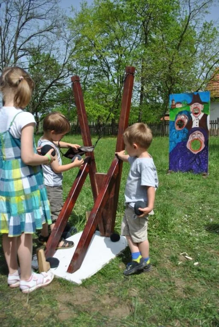 Népi játék készítés és udvari népi játék foglalkozások Nyíregyházán, a Sóstói Múzeumfaluban