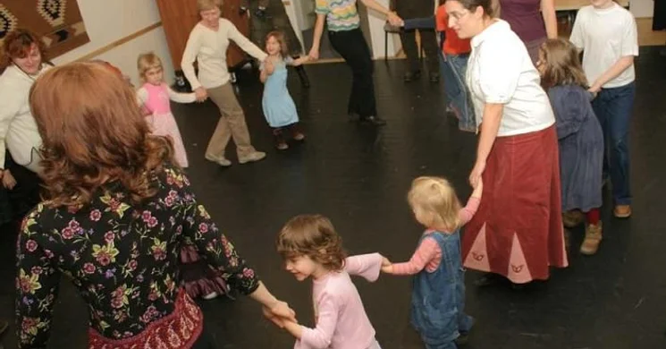 Aprók tánca 2026 Budapest. Kézműveskedéssel egybekötött gyerektáncház a Hagyományok Házában
