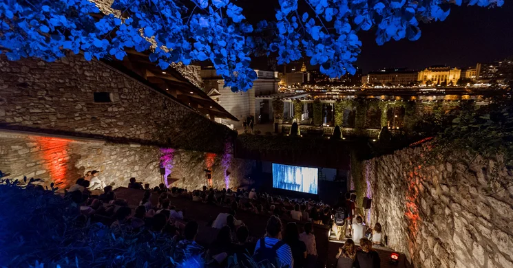 VÁRkert mozi 2025. Online jegyvásárlás