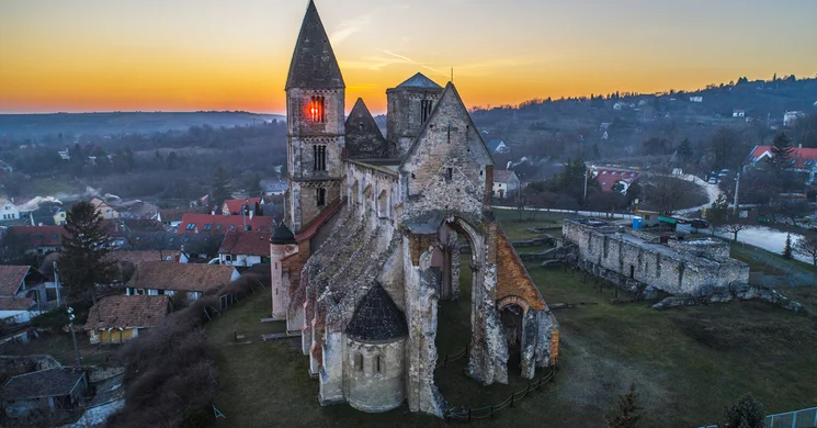 Zsámbéki Színházi előadások. Online jegyvásárlás