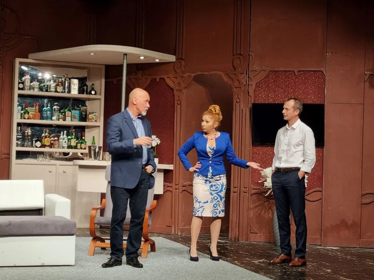 Közjegyző az emeleten, avagy a fal adja a másikat vígjáték előadás